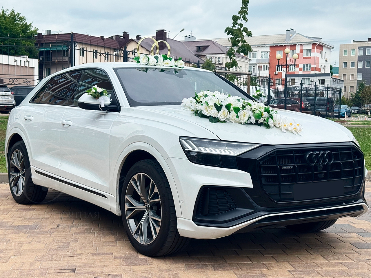 Audi Q8 (white)