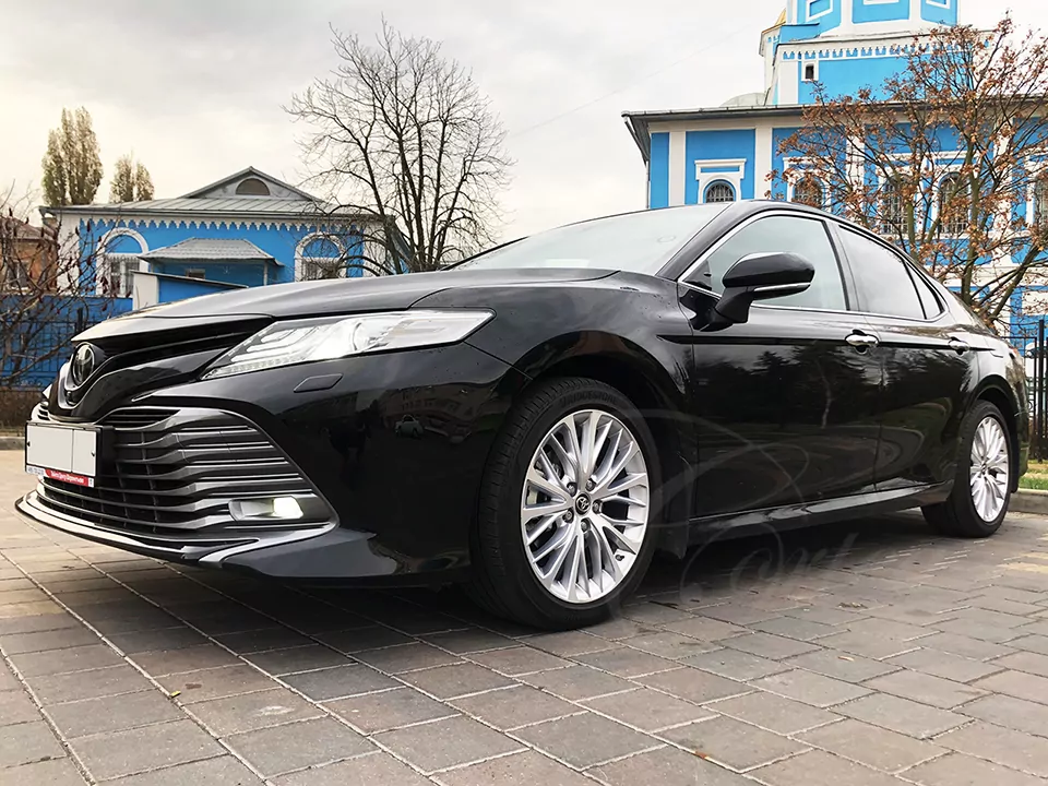 Toyota Camry (black)