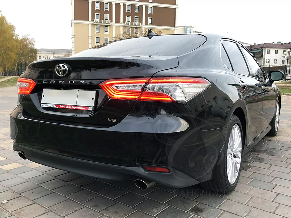 Toyota Camry (black)