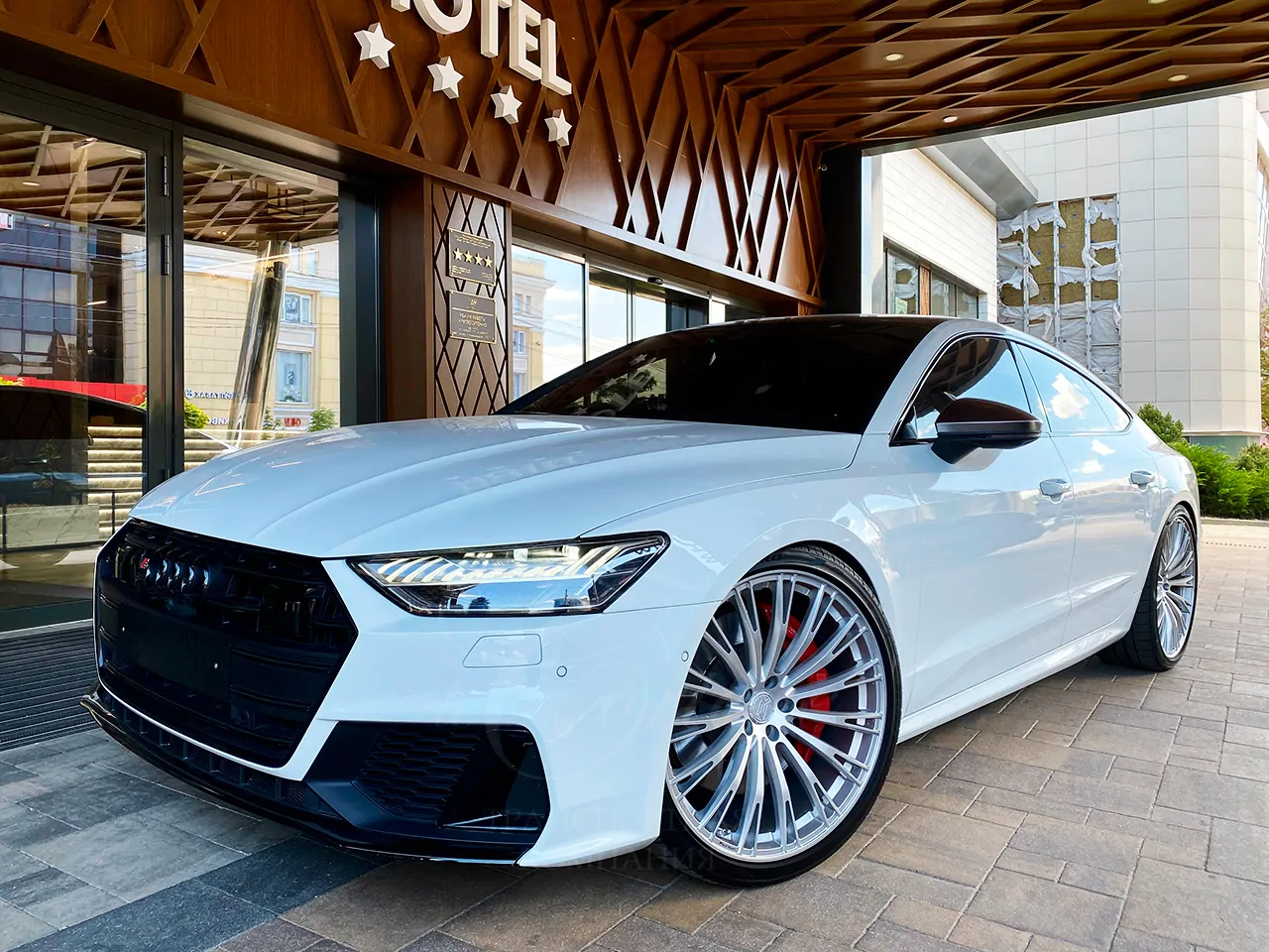 Audi S7 (white)