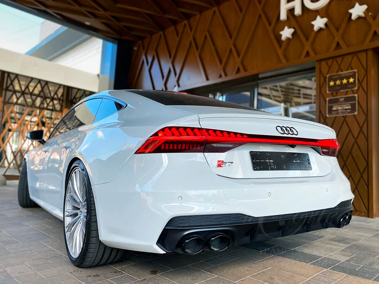 Audi S7 (white)