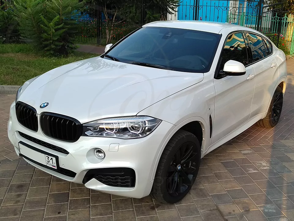 BMW X6 (white)