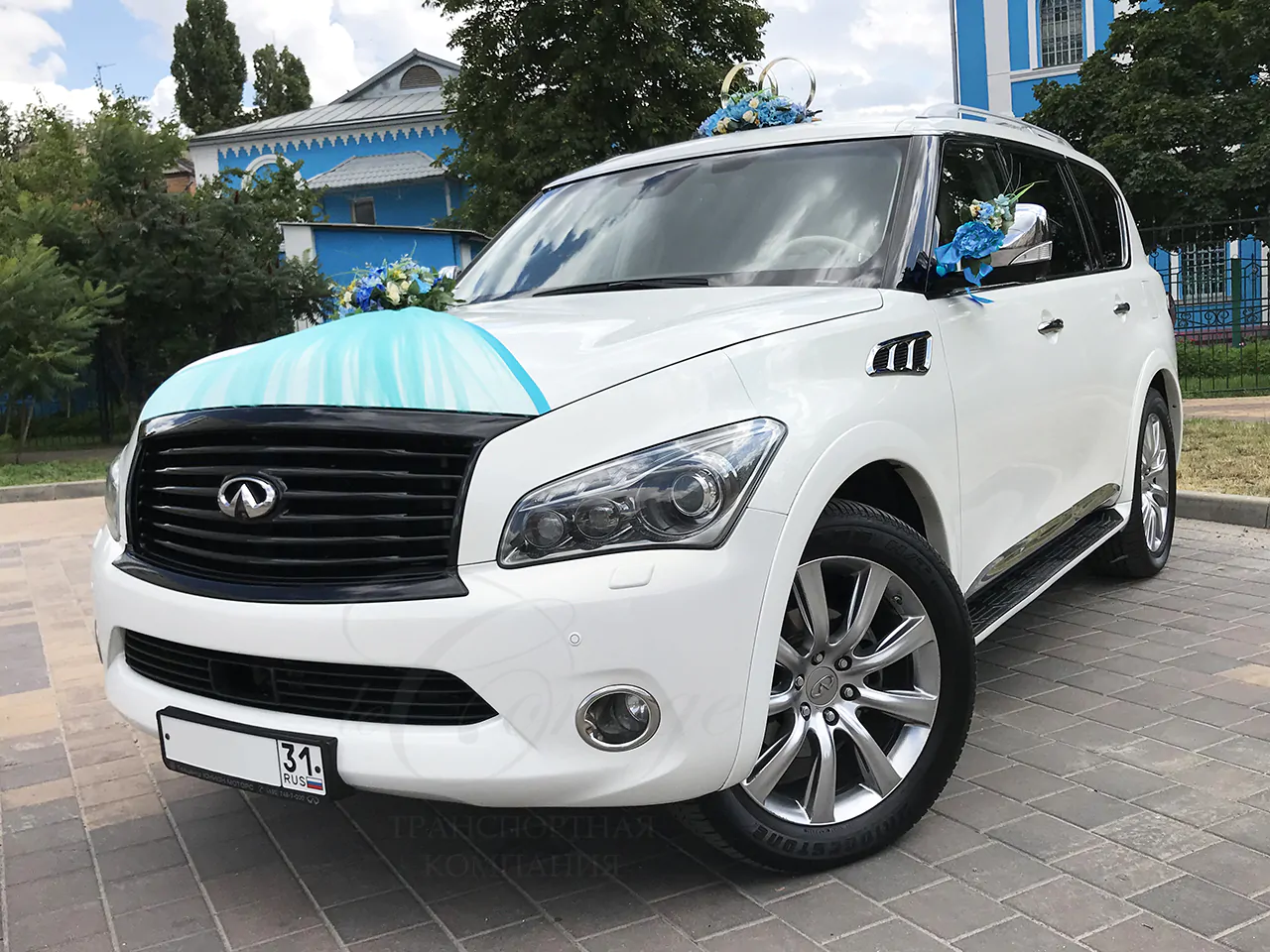 Infiniti QX56 (white)