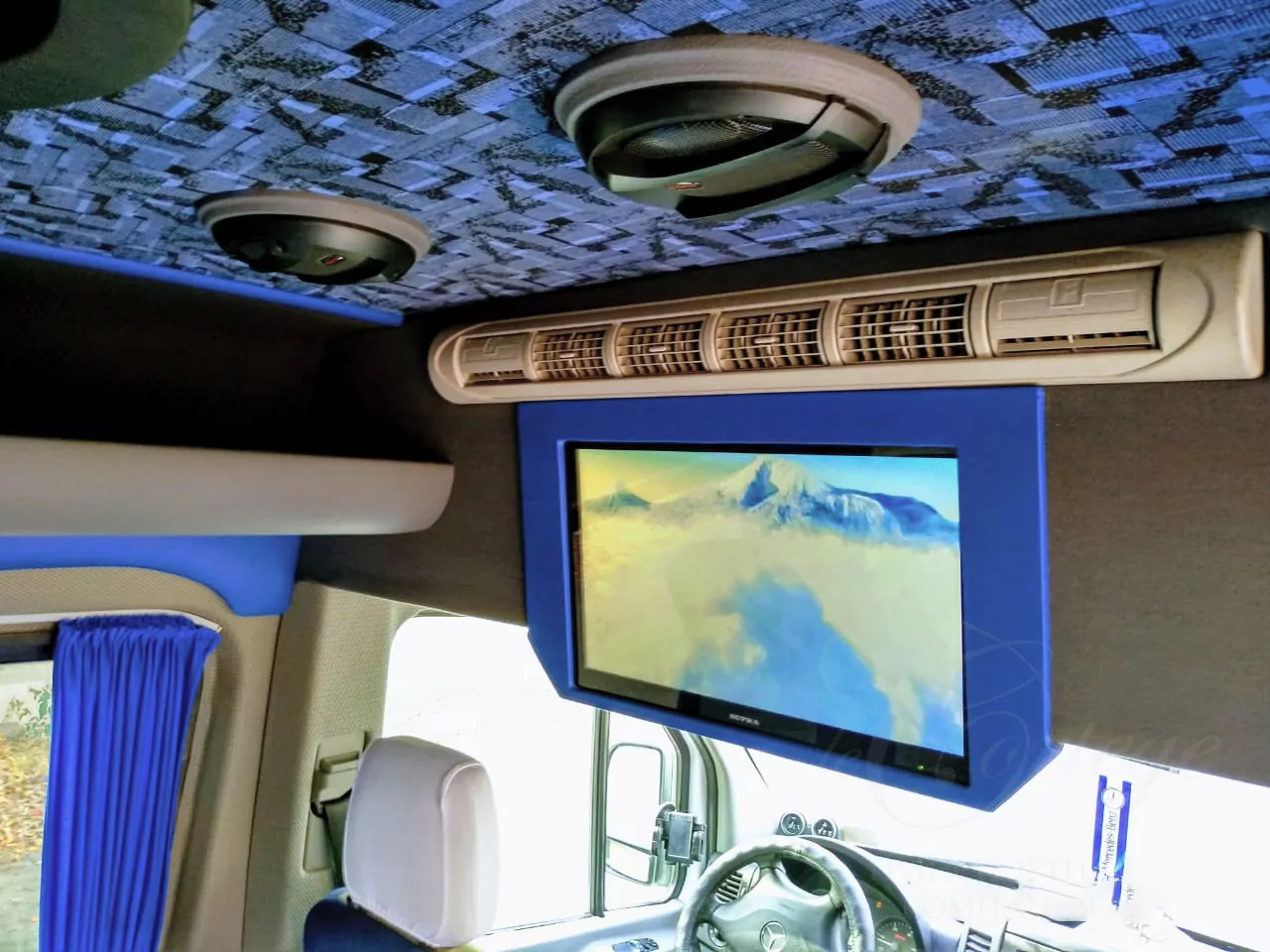 Mercedes-Benz Sprinter (white, 8 seats)