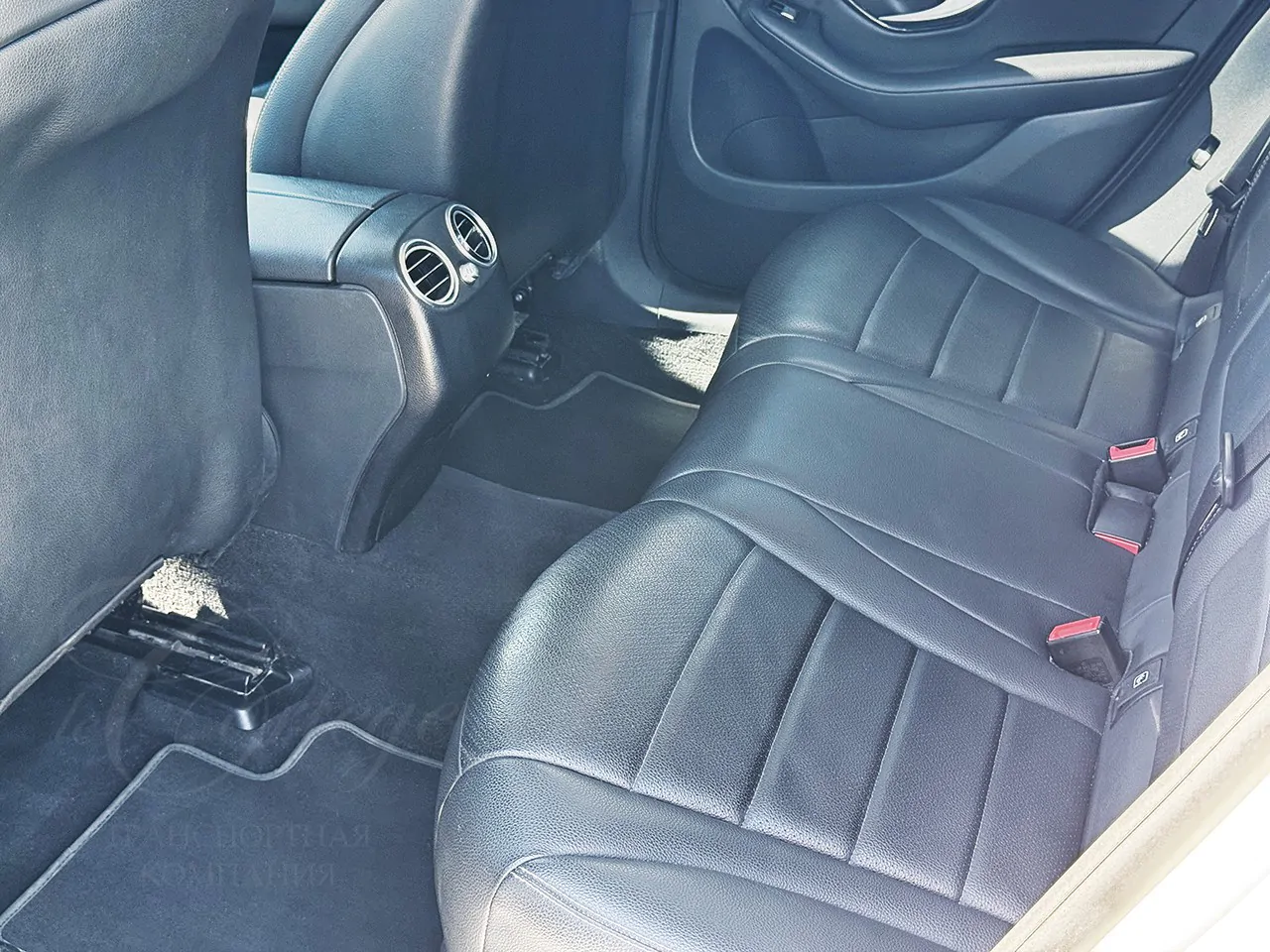 Mercedes-Benz GLC (white)