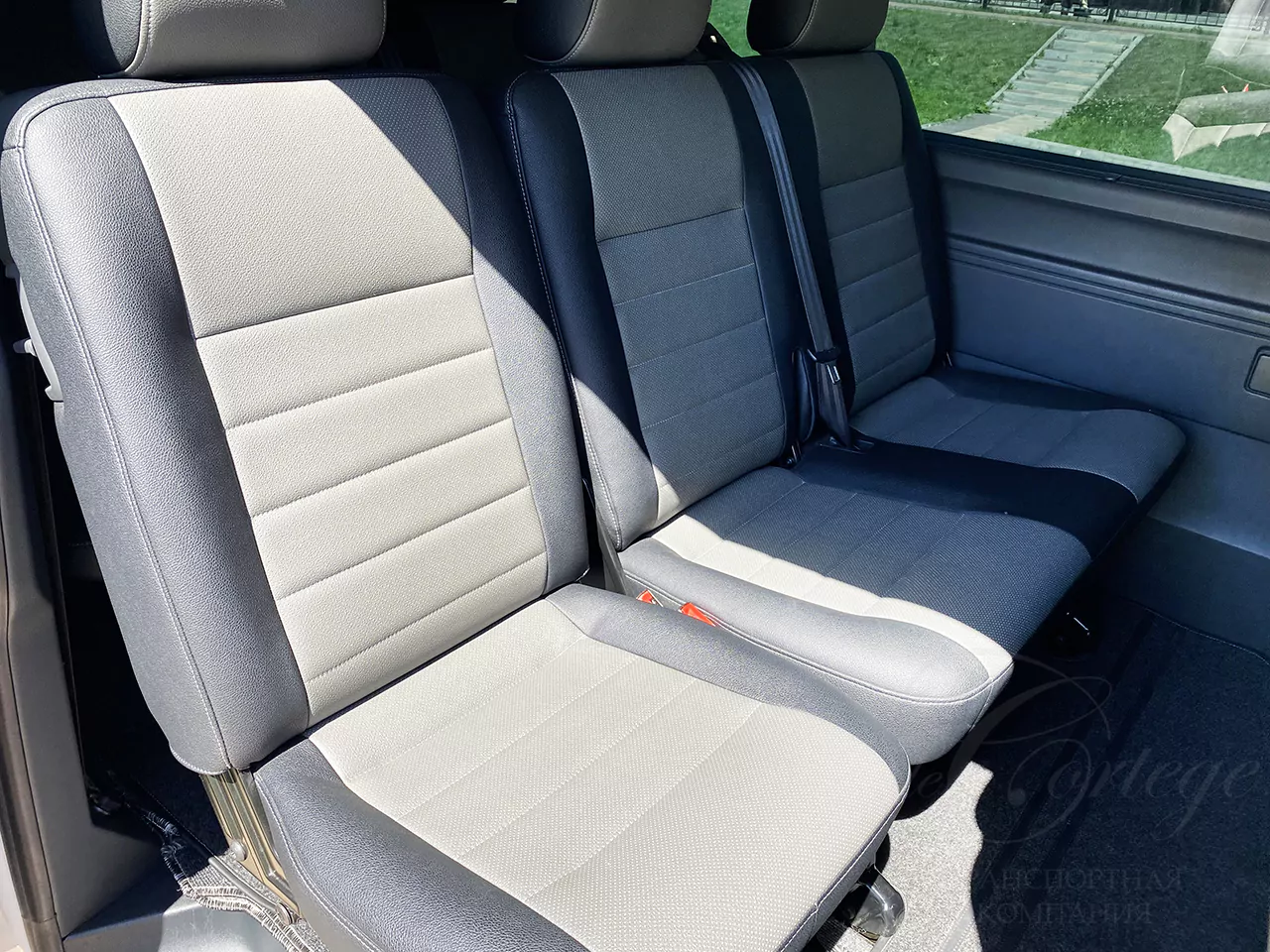 Volkswagen Caravelle (white, 8 seats)