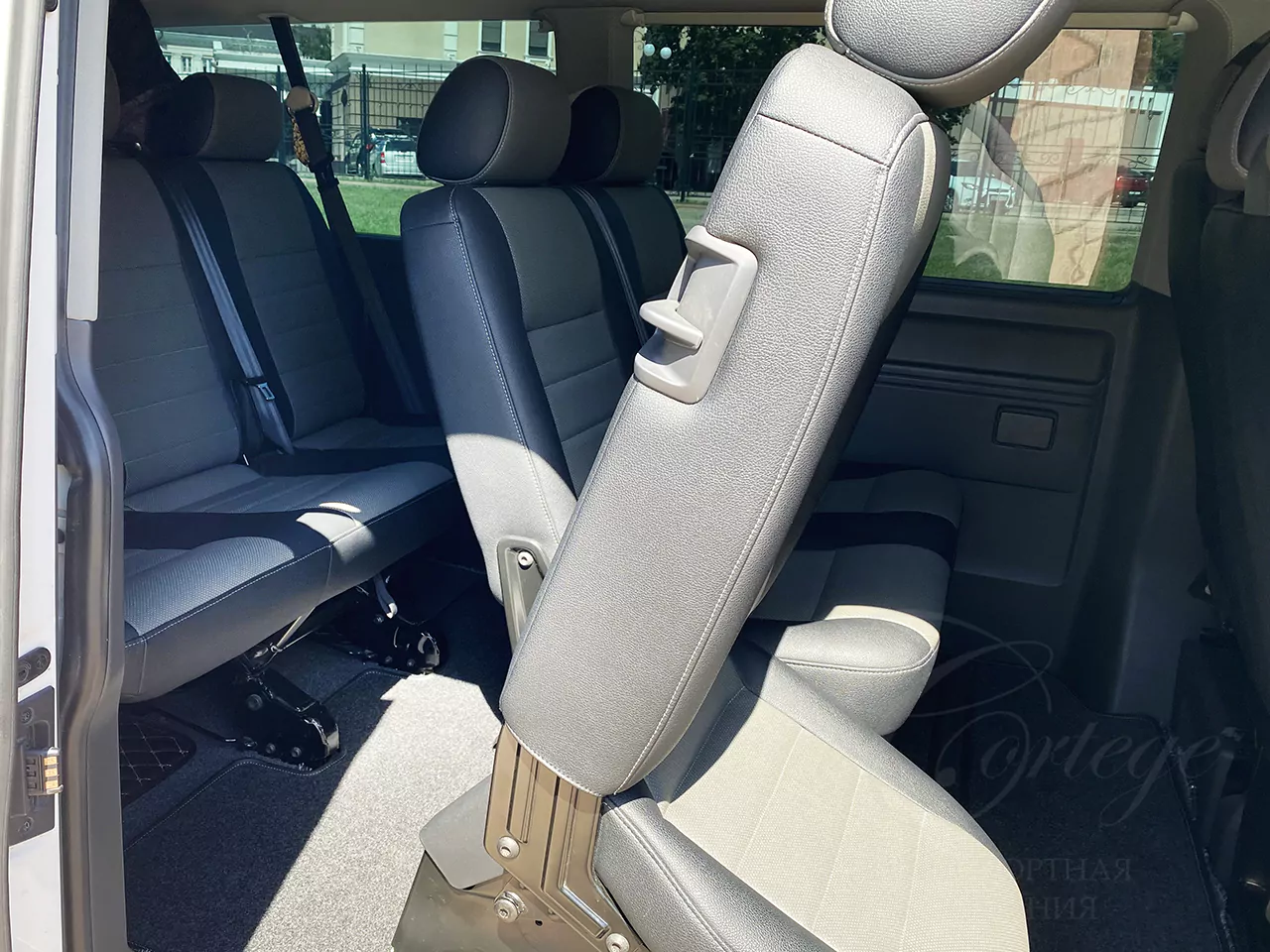 Volkswagen Caravelle (white, 8 seats)