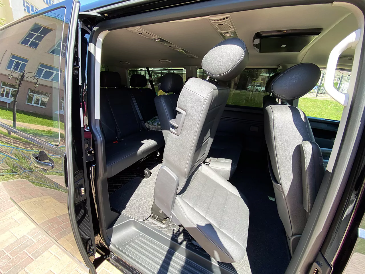 Volkswagen Caravelle (black, 7 seats)