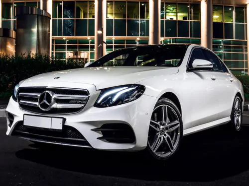 Mercedes-Benz E white (поездка по городу)