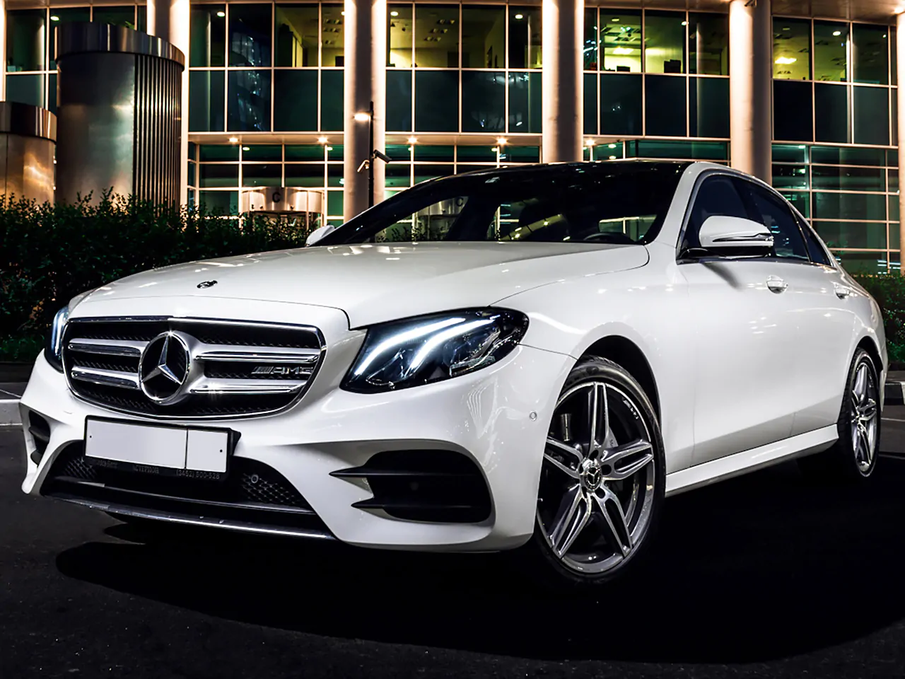 Mercedes-Benz E white (поездка по городу)
