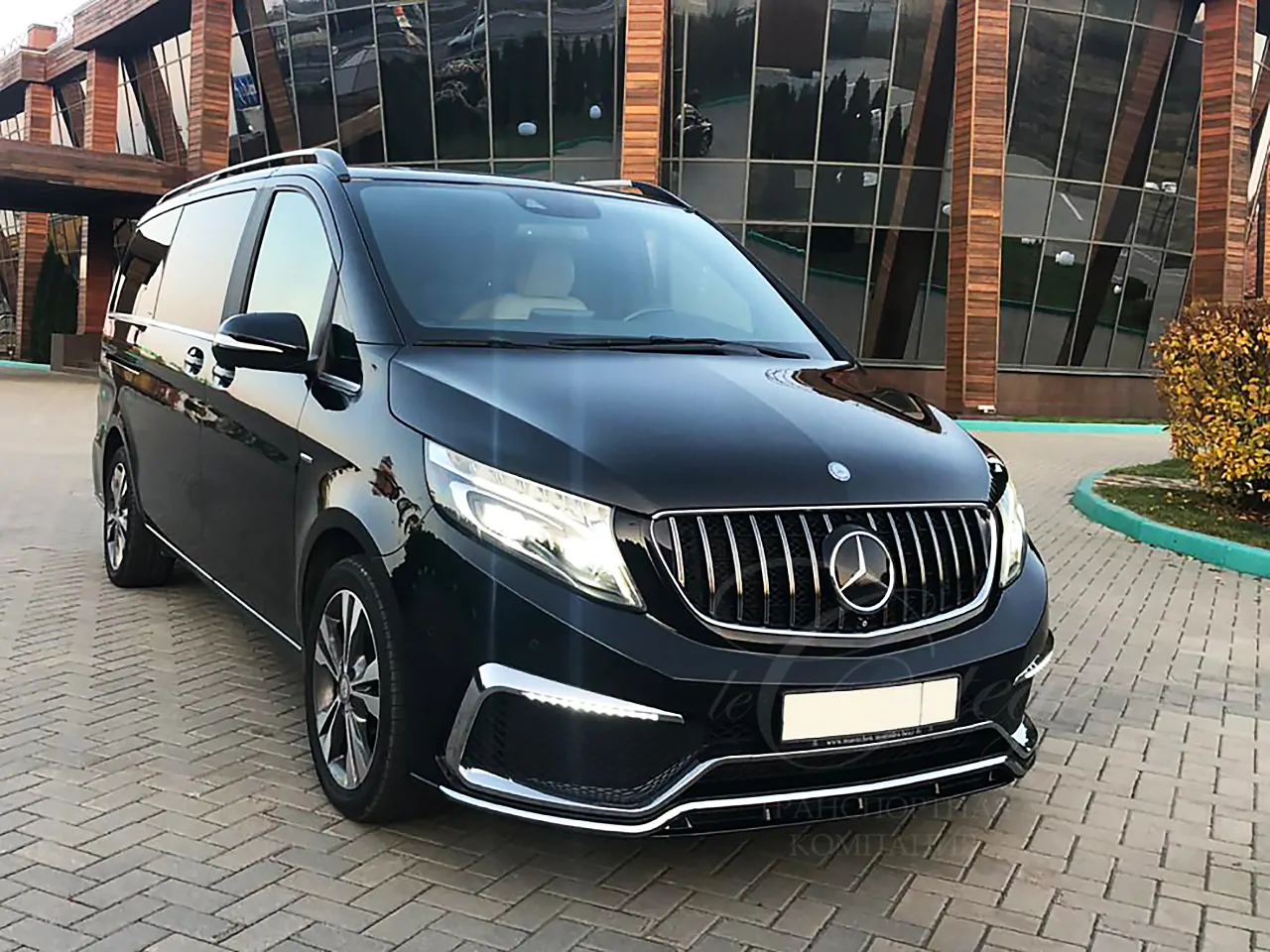 Mercedes-Benz V (white inside)