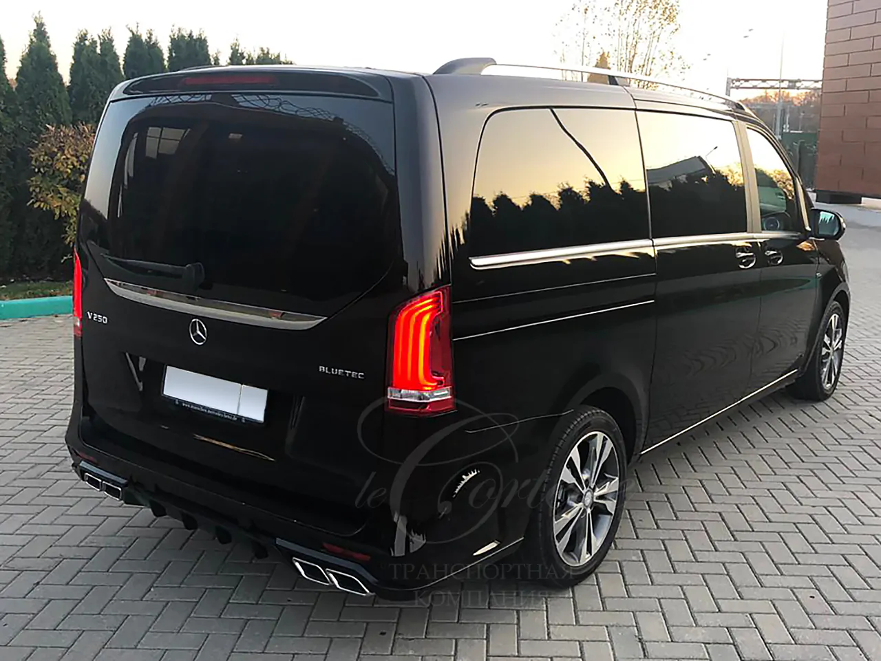 Mercedes-Benz V (white inside)