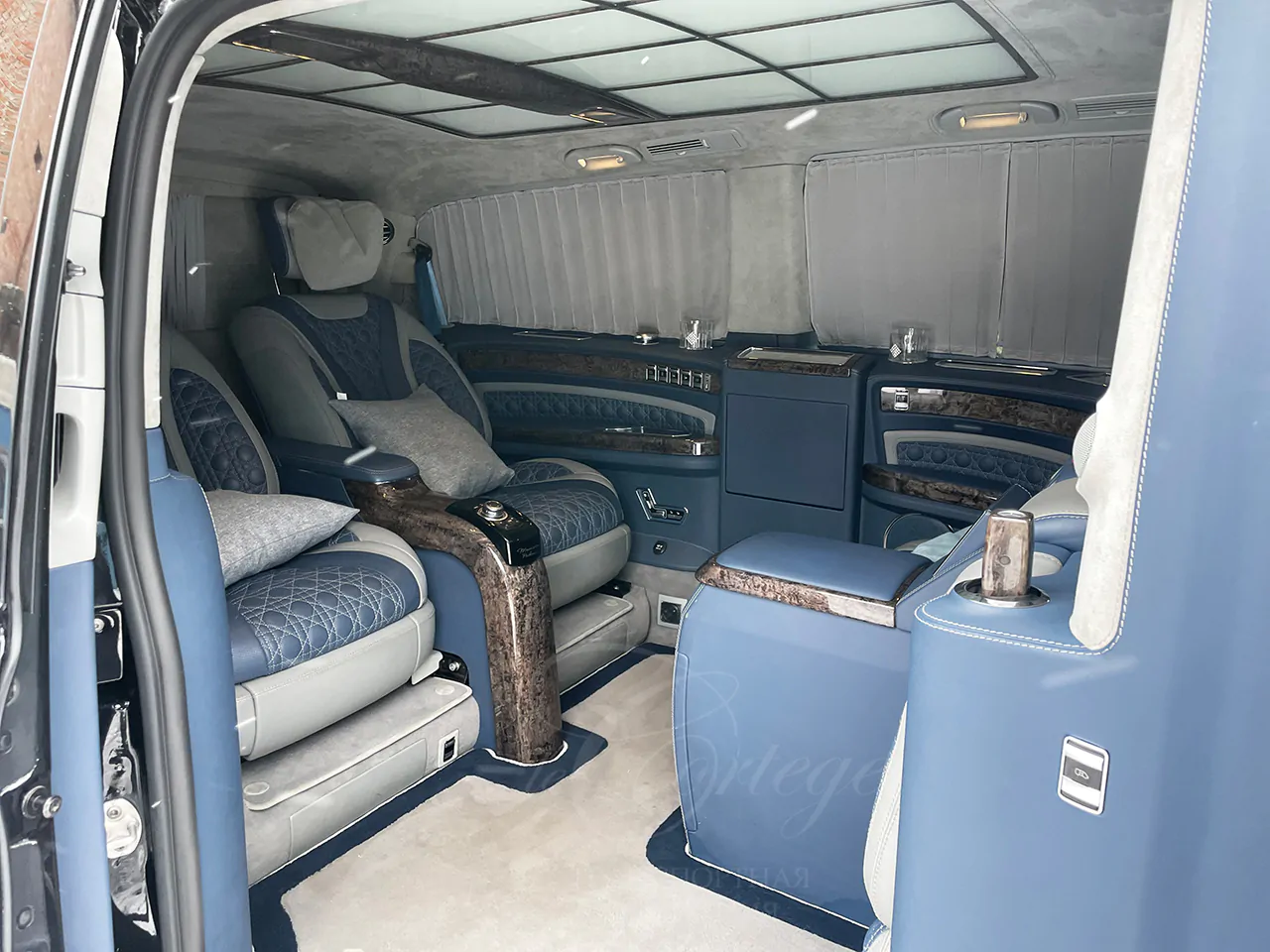Mercedes-Benz V (long, 5 seats)