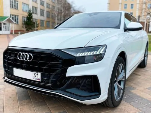 Audi Q8 (white)