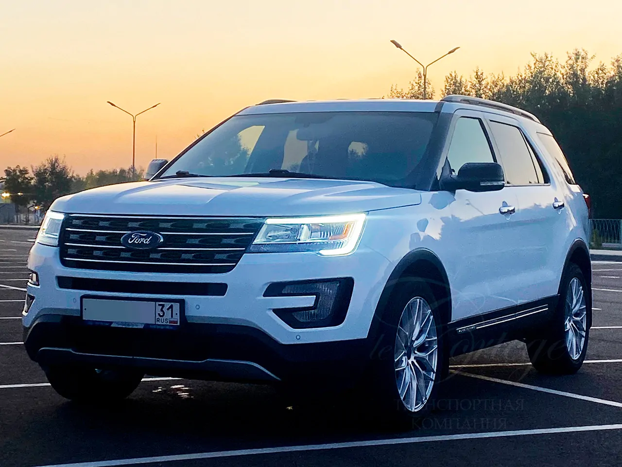 Ford Explorer (white)