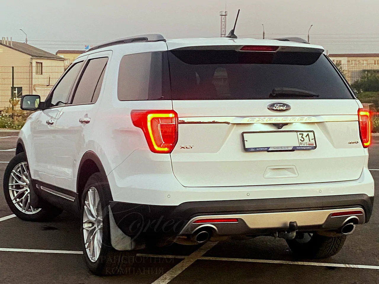Ford Explorer (white)