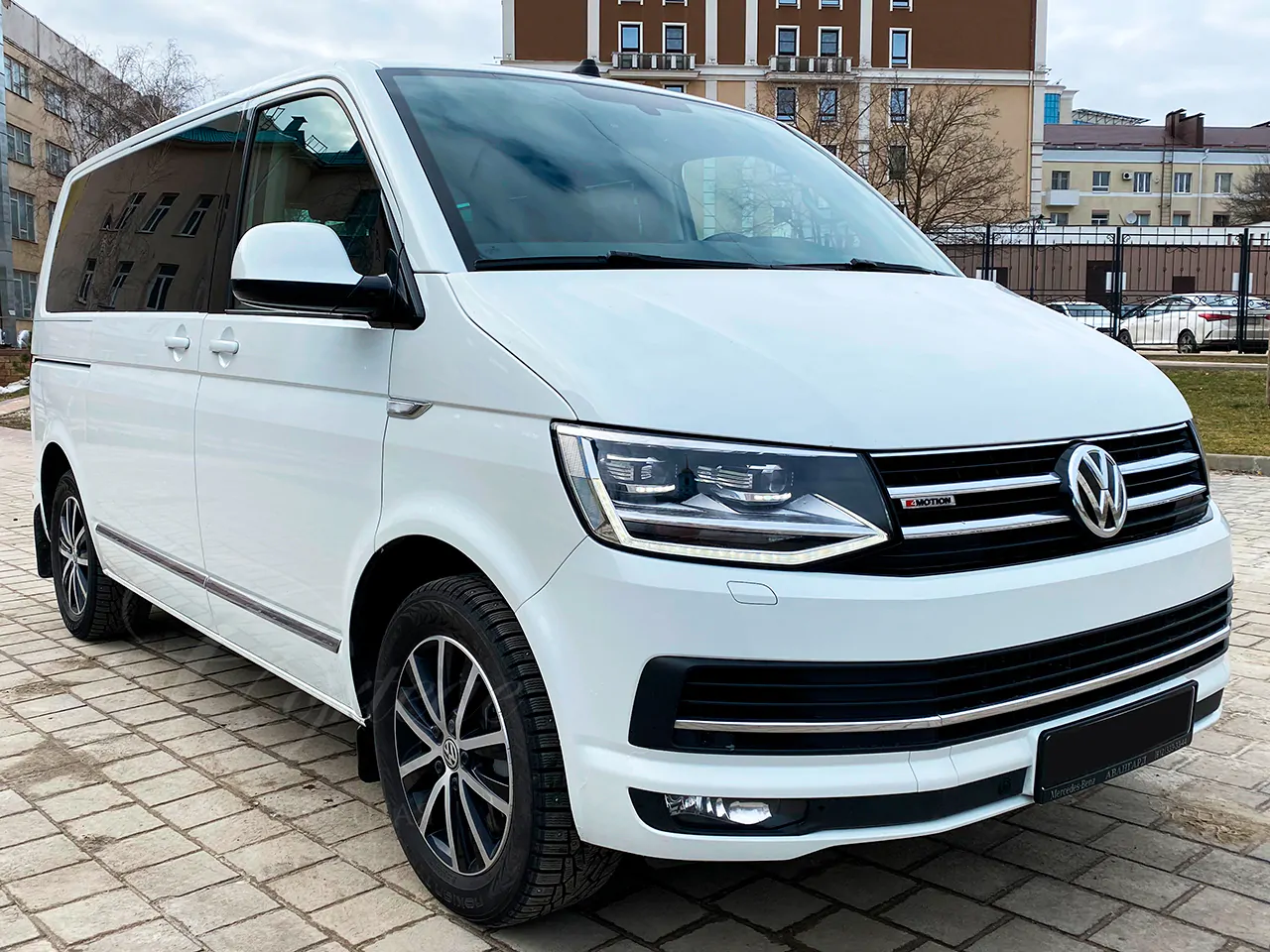 Volkswagen Multivan (white, 6 seats)