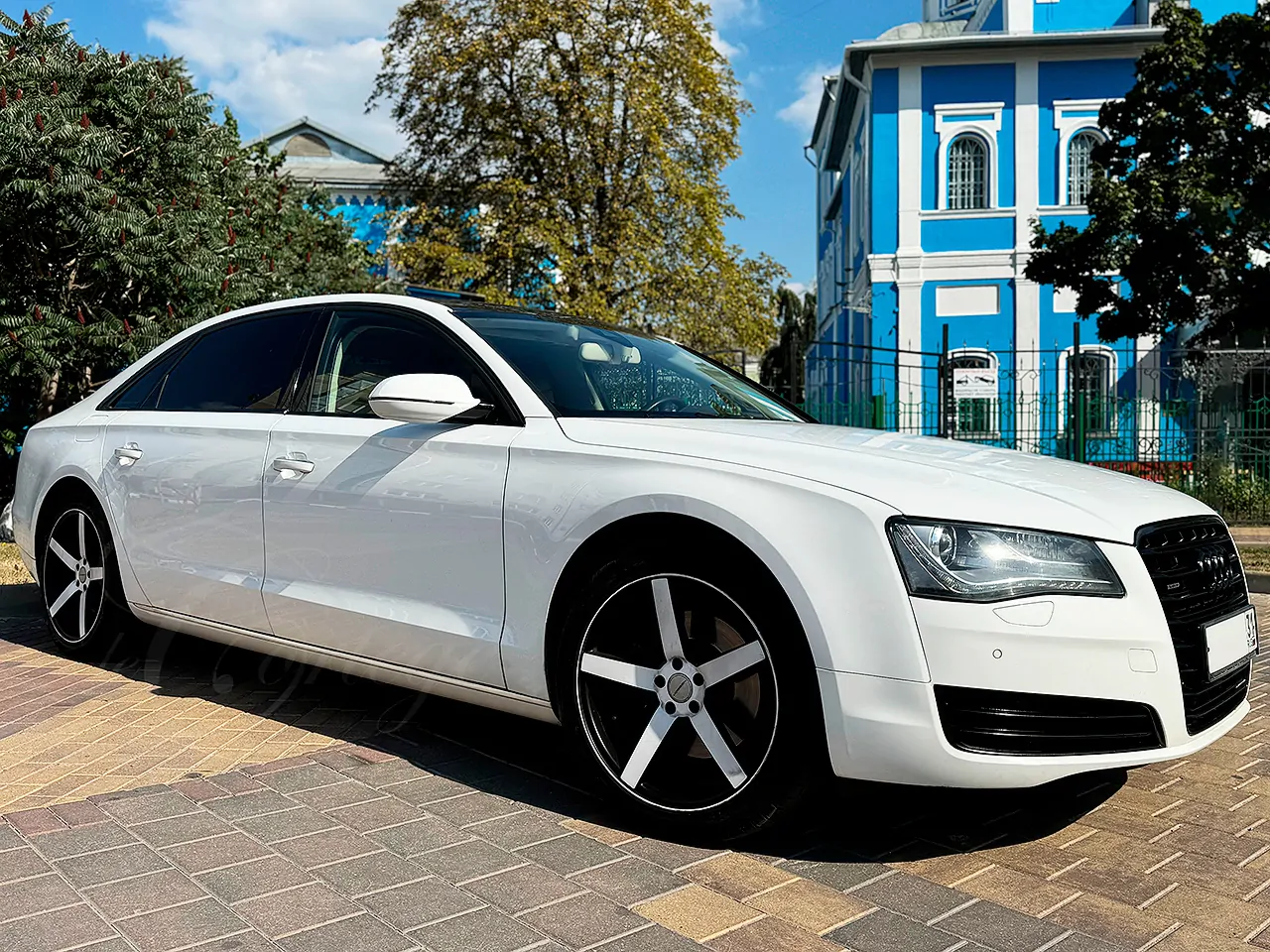Audi A8 D4 long (white)