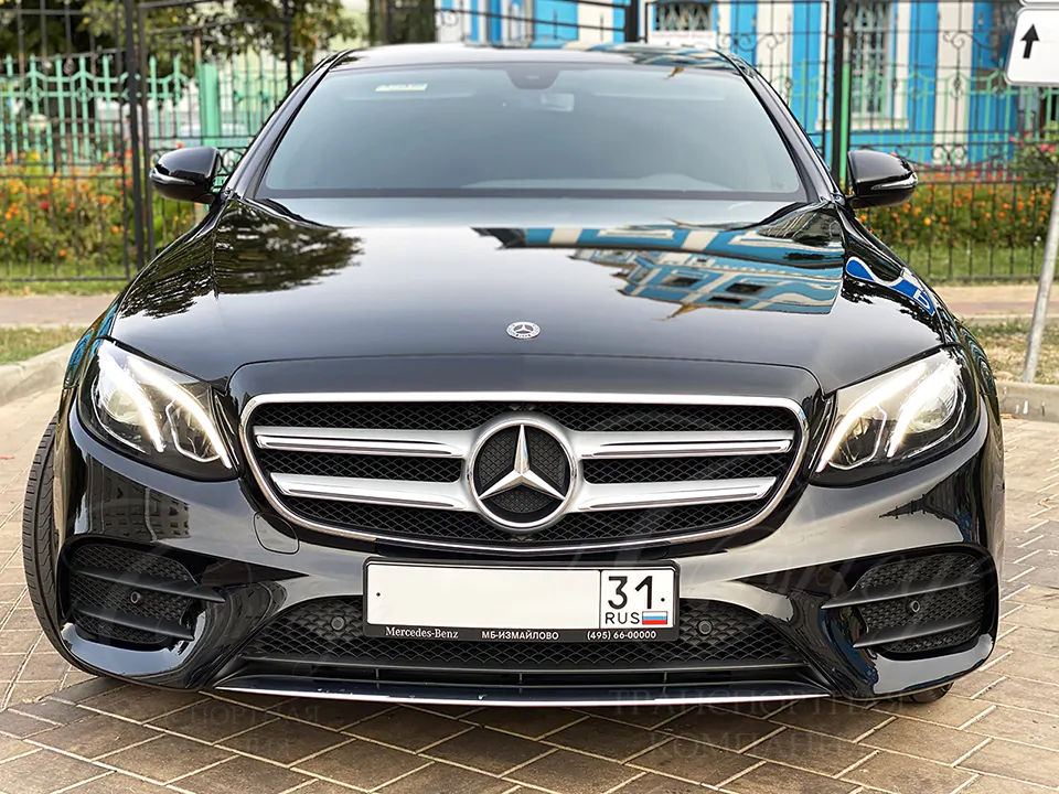 Mercedes-Benz E black (поездка по городу)