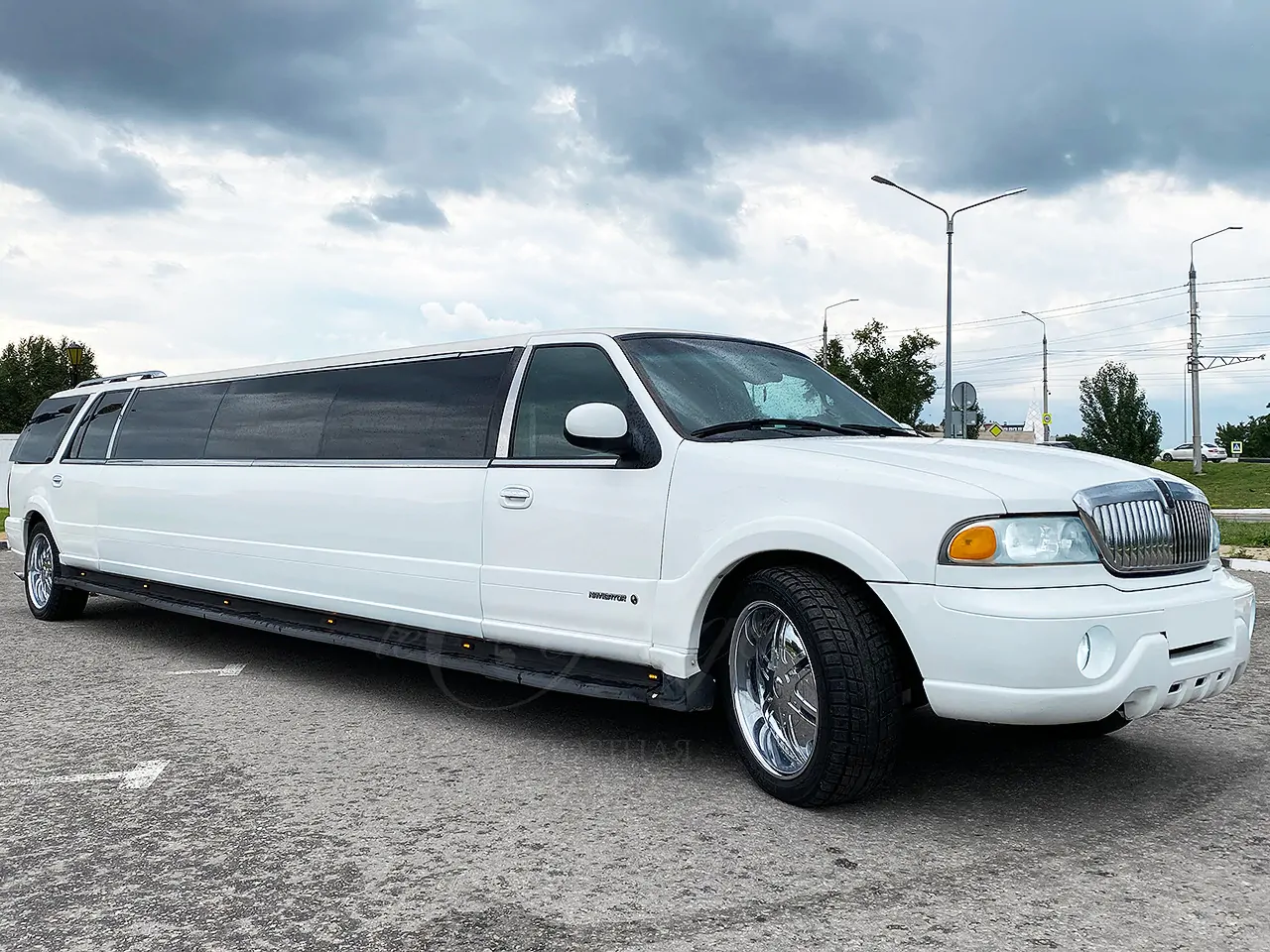 lim Lincoln Navigator (white)