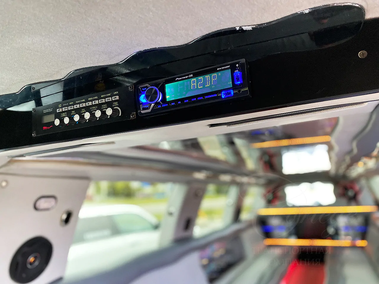lim Lincoln Navigator (white)