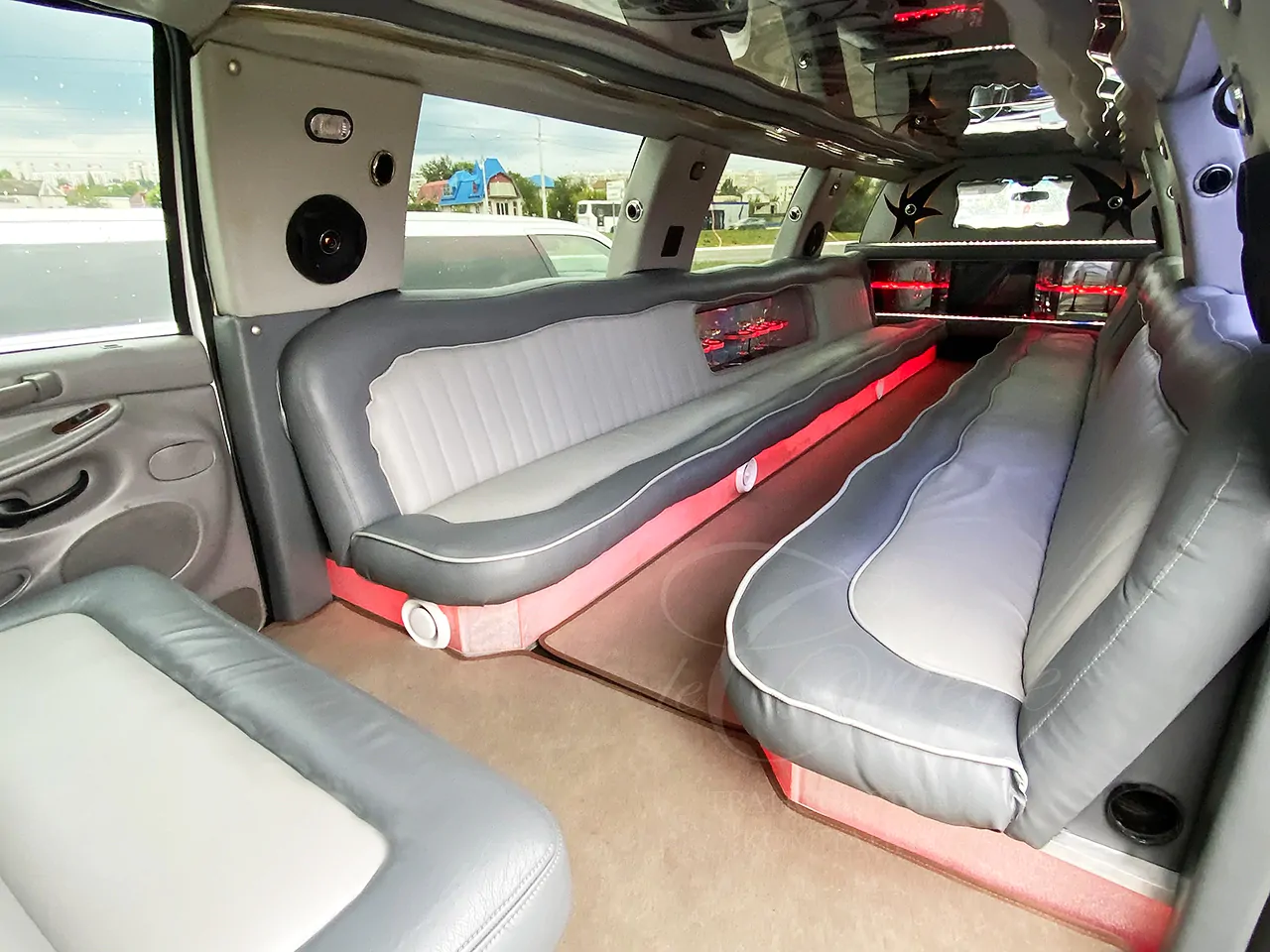lim Lincoln Navigator (white)