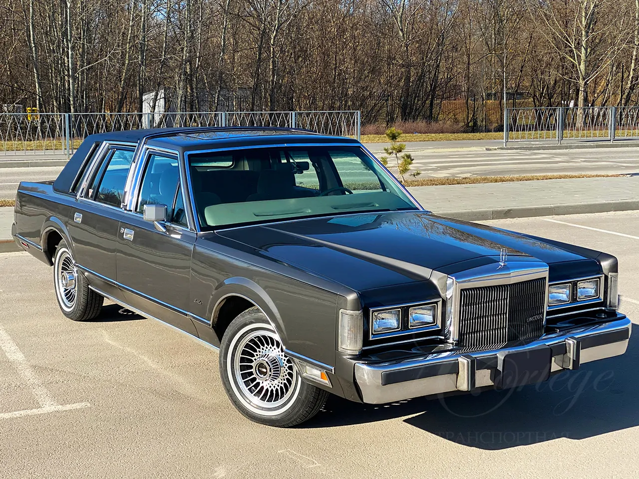 Lincoln Town Car (серебристый)