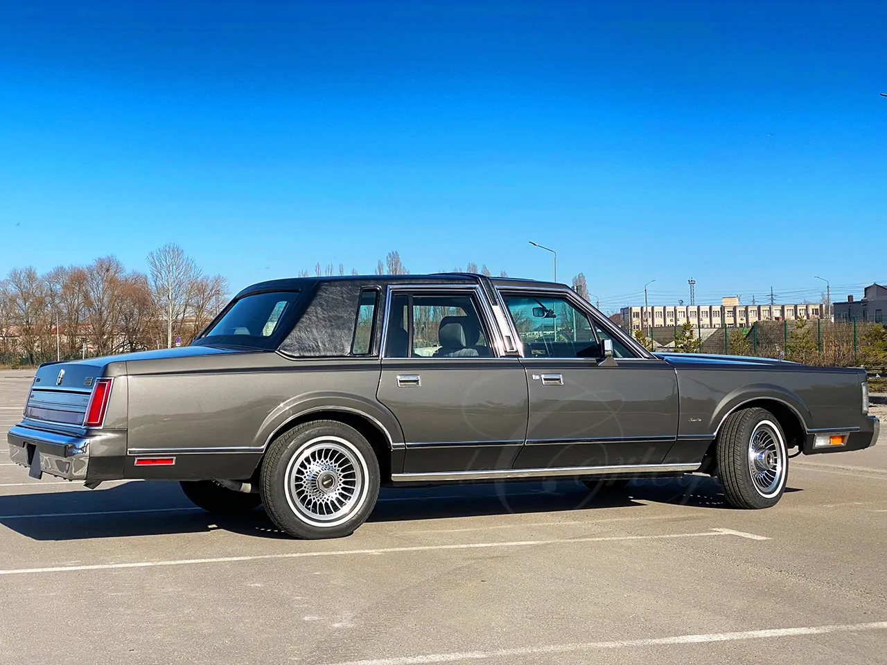 Lincoln Town Car (серебристый)