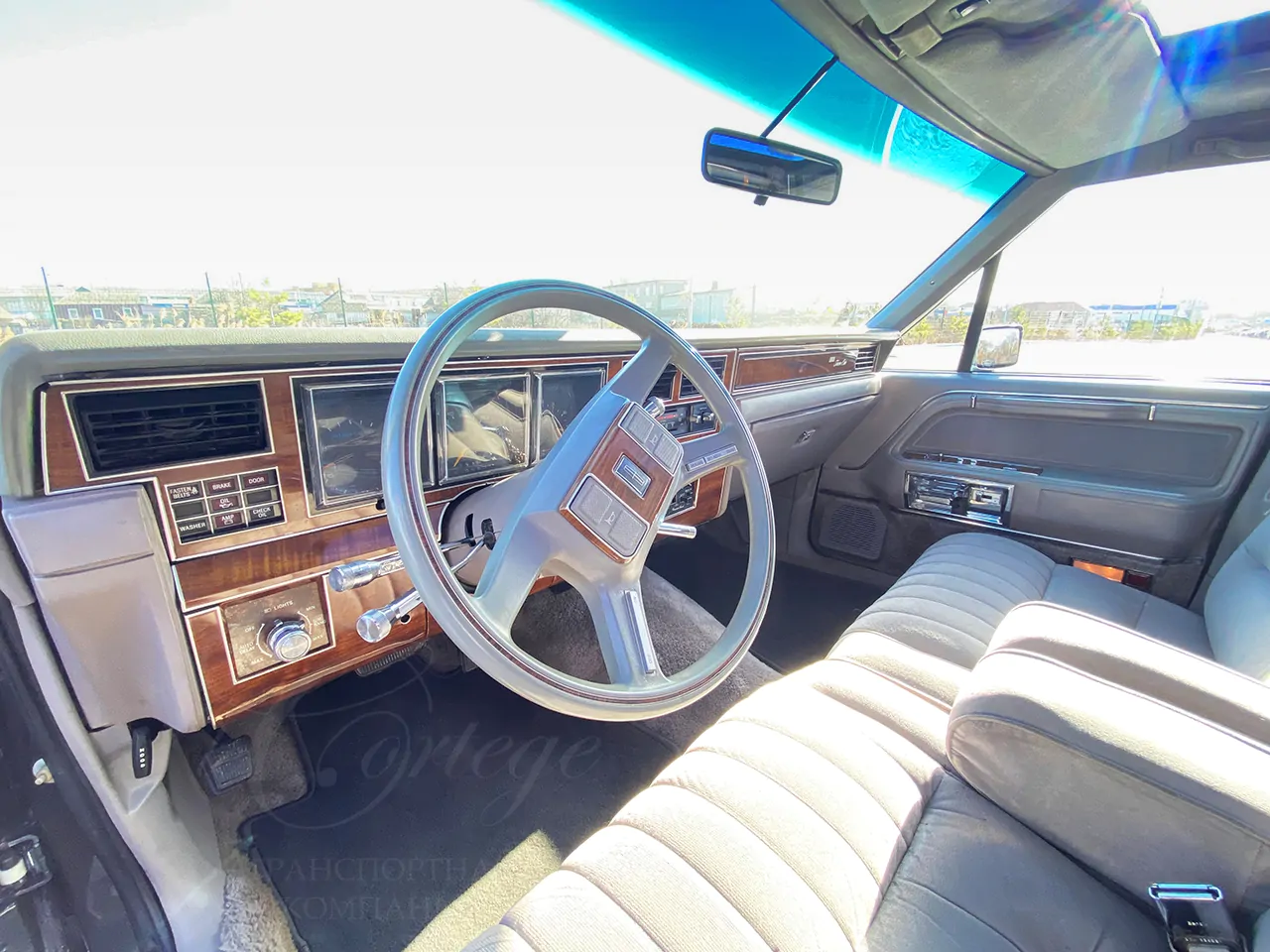 Lincoln Town Car (серебристый)