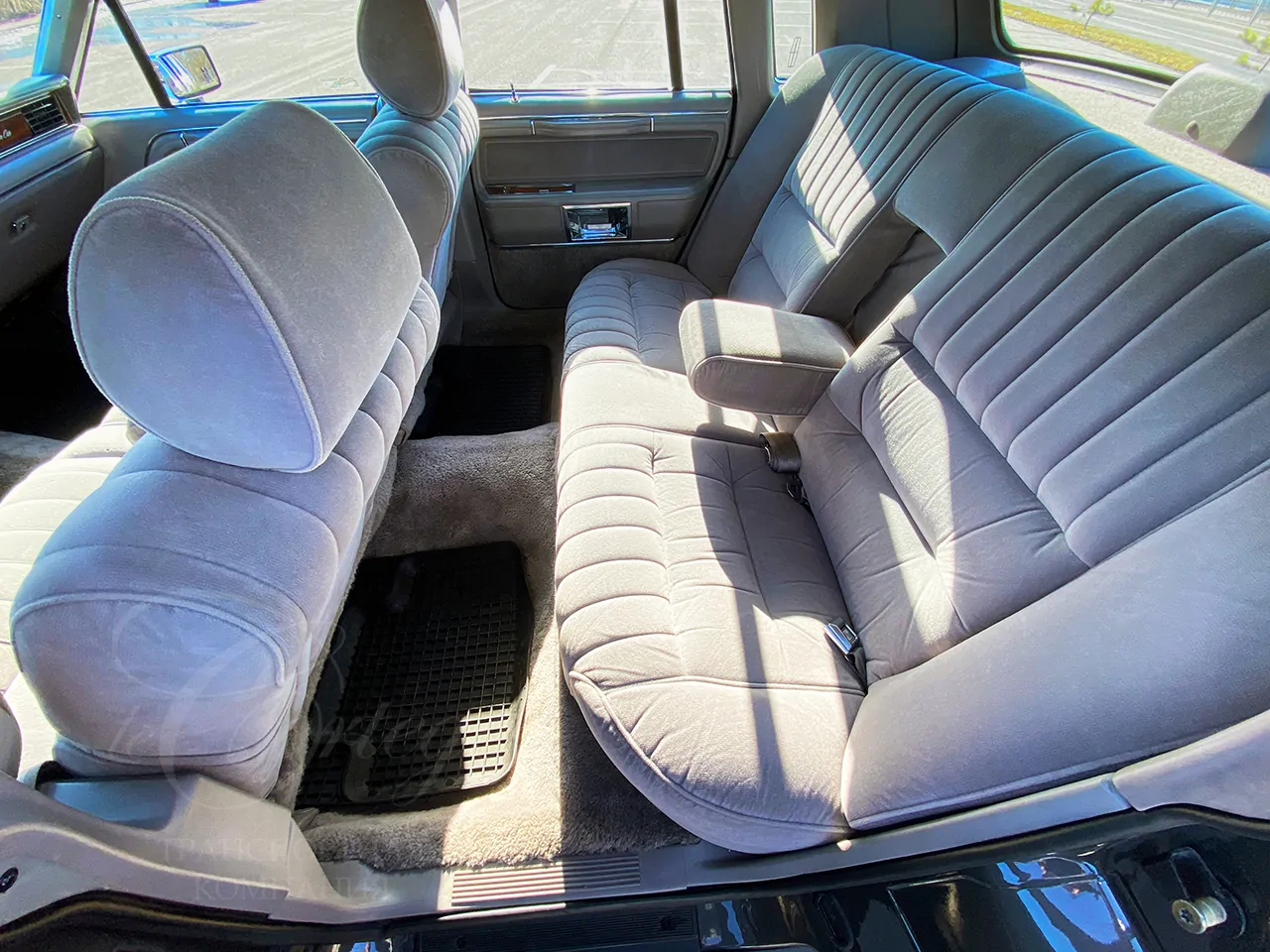 Lincoln Town Car (серебристый)