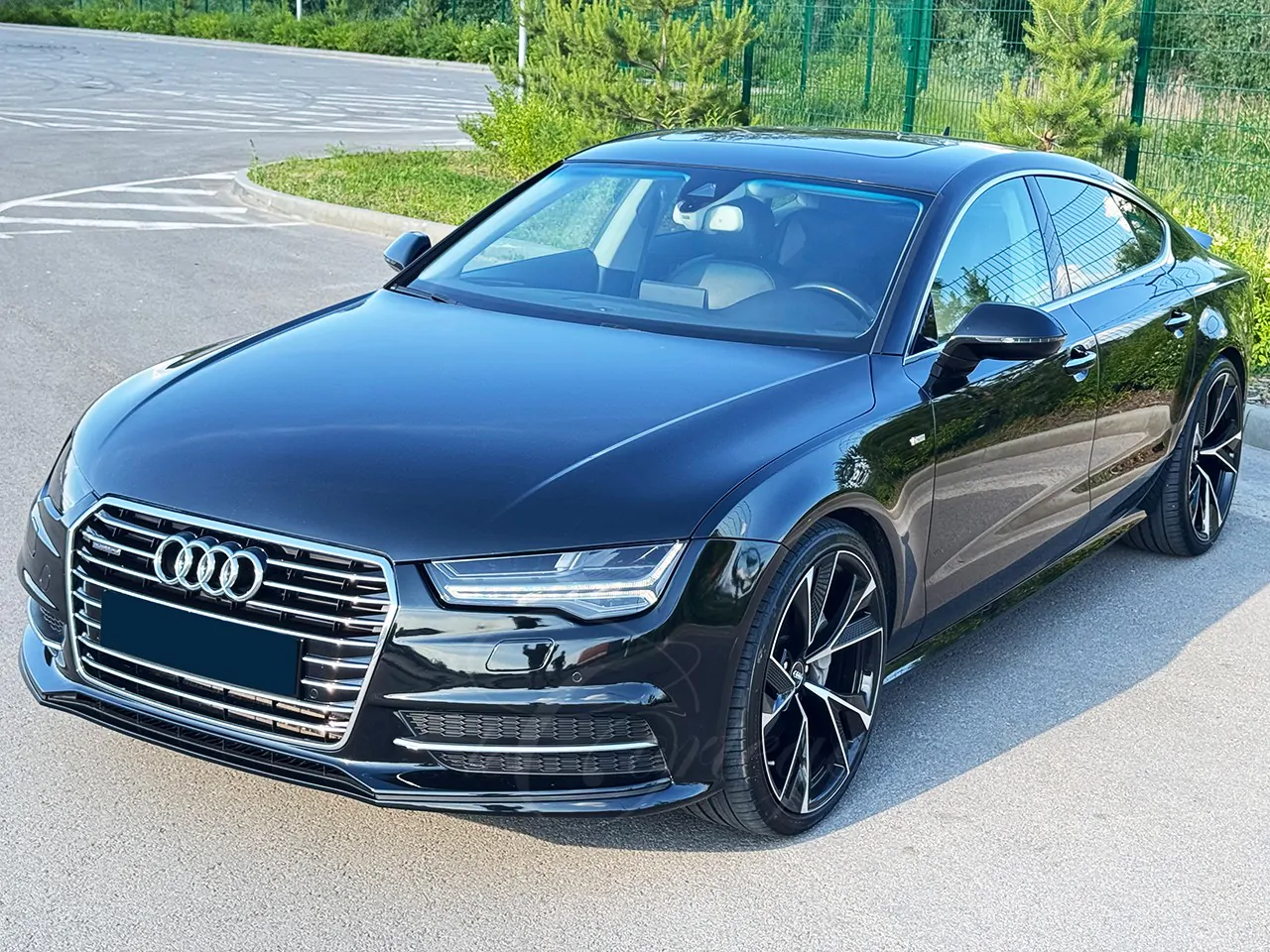 Audi A7 (black)