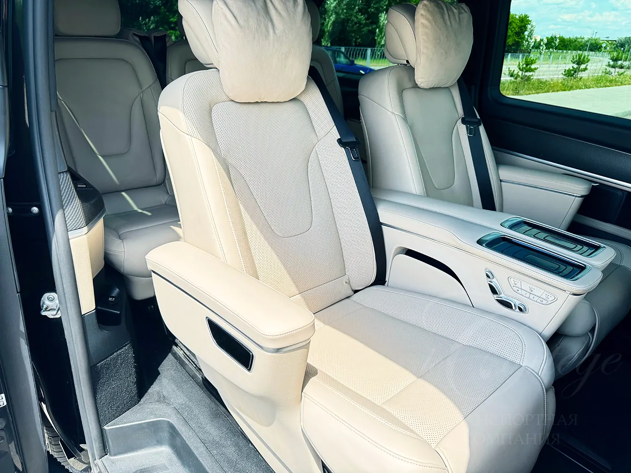 Mercedes-Benz V (black, lux, white inside)