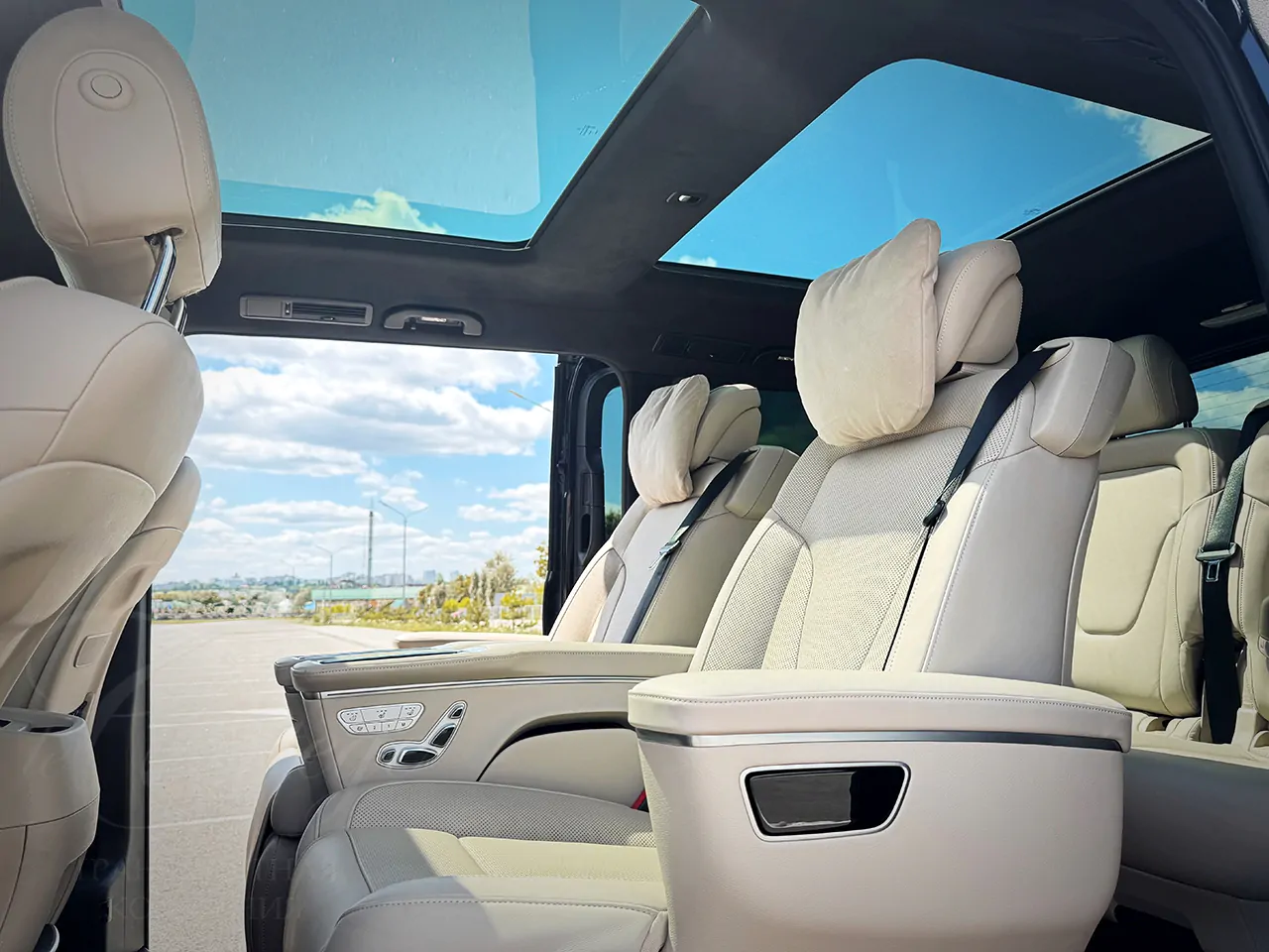 Mercedes-Benz V (black, lux, white inside)